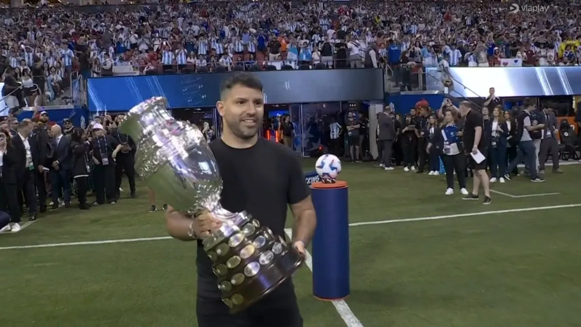 Un viejo conocido: “Kun” Agüero fue el encargado de llevar el trofeo de la Copa América