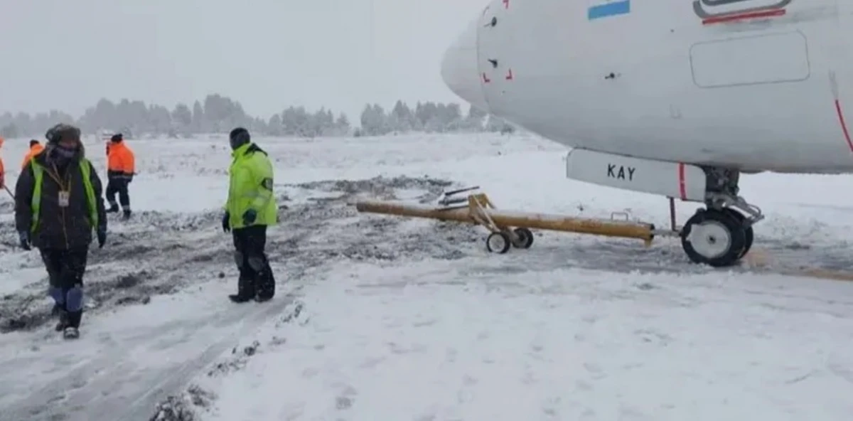 La aeronave de Flybondi se pasó de largo en la pista de aterrizaje. Foto Gentileza El Cordillerano