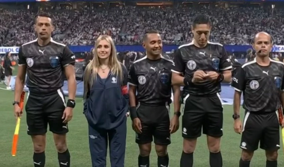 Morena Beltrán apareció junto a la terna arbitral en el partido inaugural de la Copa América.