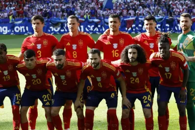 Una de las jóvenes estrellas de la Eurocopa le dedica el tiempo libre de la concentración para hacer la tarea del colegio: “No es lo normal”