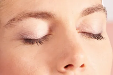 Temblor de ojo: ¿qué lo causa y cuándo preocuparse?