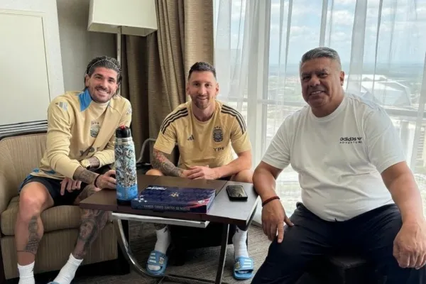 ¿Seguirá funcionando? “Chiqui” Tapia publicó la foto cábala con Messi y De Paul