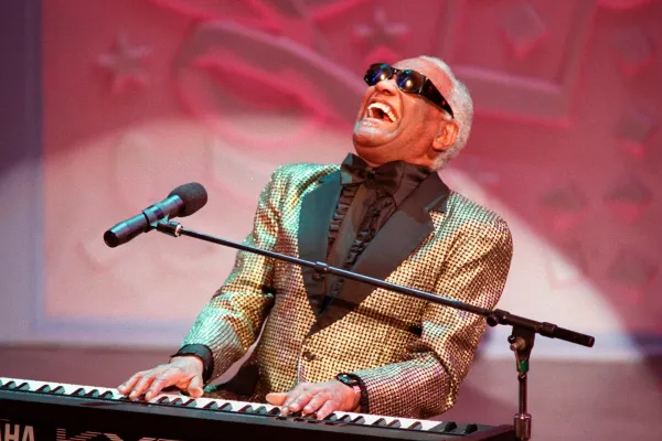 Ray Charles, el padre del soul que tuvo una carrera prominente y una vida caótica