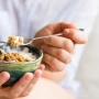 Durante la menopausia las mujeres pierden un 0,6% de masa muscular por año: por qué la proteína es clave para frenarlo