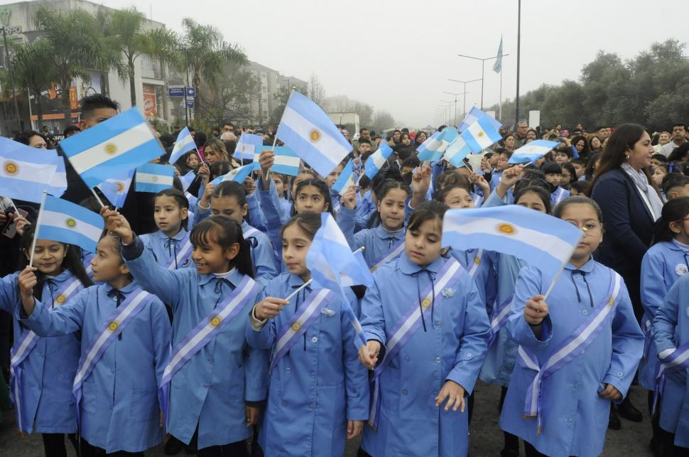 ALEGRÍA PATRIA. Los banderines se levantaron bien alto en el desfile.