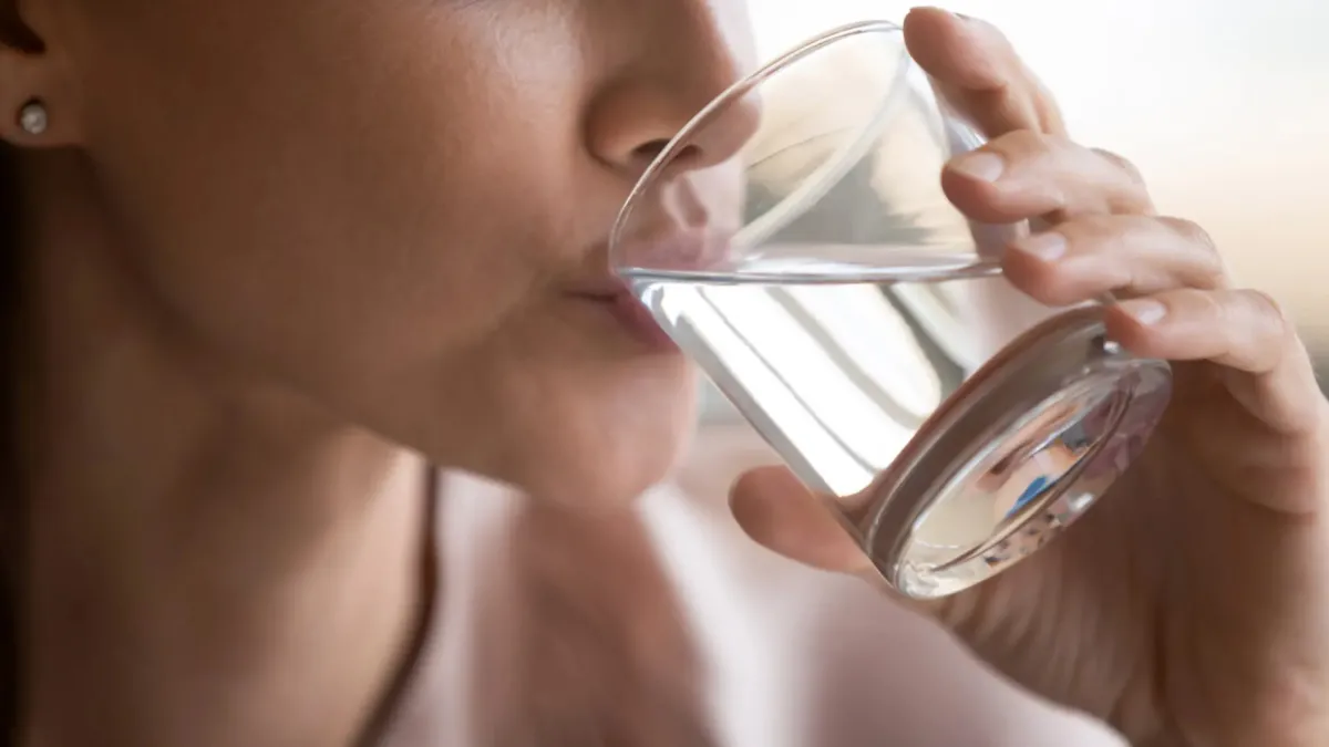 Esta es la cantidad exacta de agua que debes tomar por día para bajar de peso