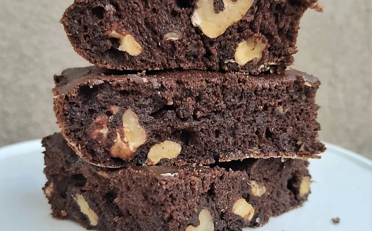 Budín de algarroba y nuez, una recta saludable y deliciosa.