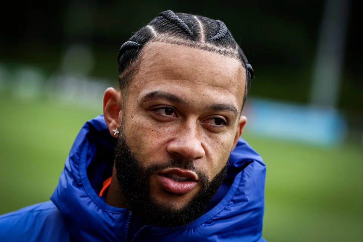 Memphis Depay utiliza un curioso accesorio que se volvió tendencia.