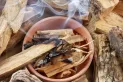 Cómo y cuándo usar palo santo para limpiar energías en el hogar