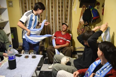 Un canadiense probó el sándwich de milanesa en el Monumental, le prohibieron ir a La Ciudadela y disfruta de sus días en Tucumán