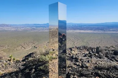 ¿Arte, extraterrestes o religión? Las teorías que suscita una estructura metálica hallada en el desierto