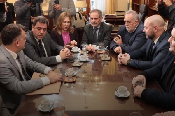 El rector de la UNT trasladó a Lisandro Catalán el reclamo salarial