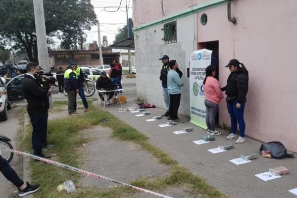 Una mujer transportaba 10 kg de marihuana en un taxi