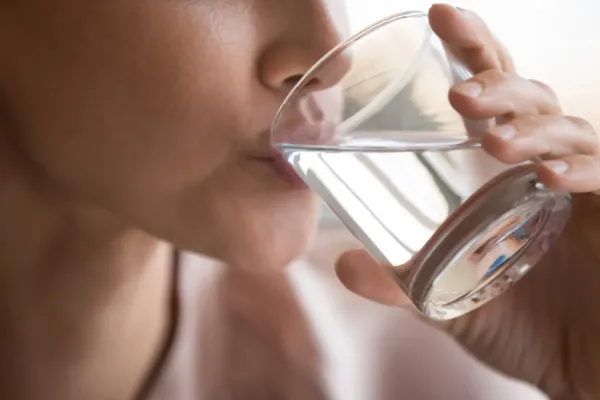 Esta es la cantidad exacta de agua que debes tomar por día para bajar de peso