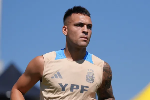 La Selección llegó a Nueva Jersey, con temor por el campo de juego