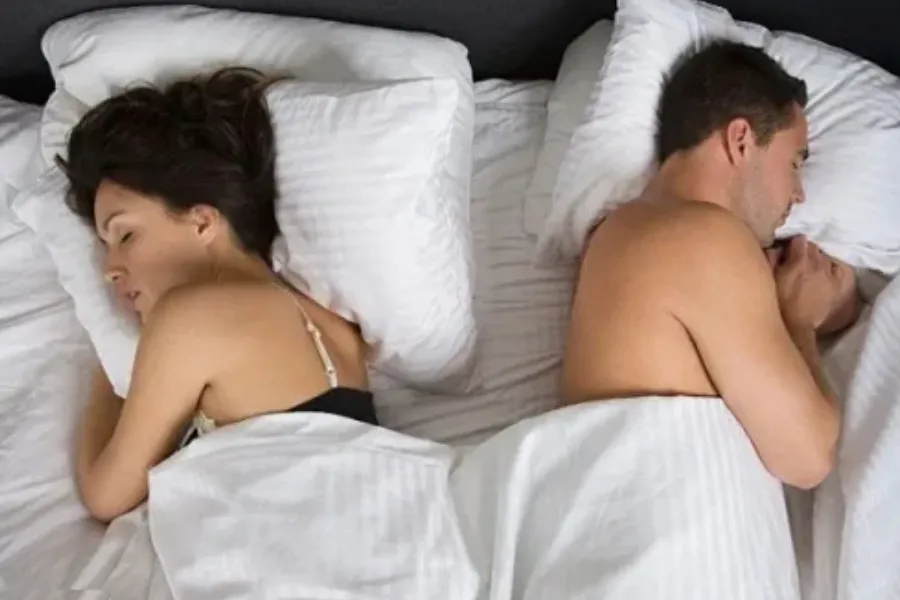 ¿Qué significa que tu pareja te dé la espalda al dormir?