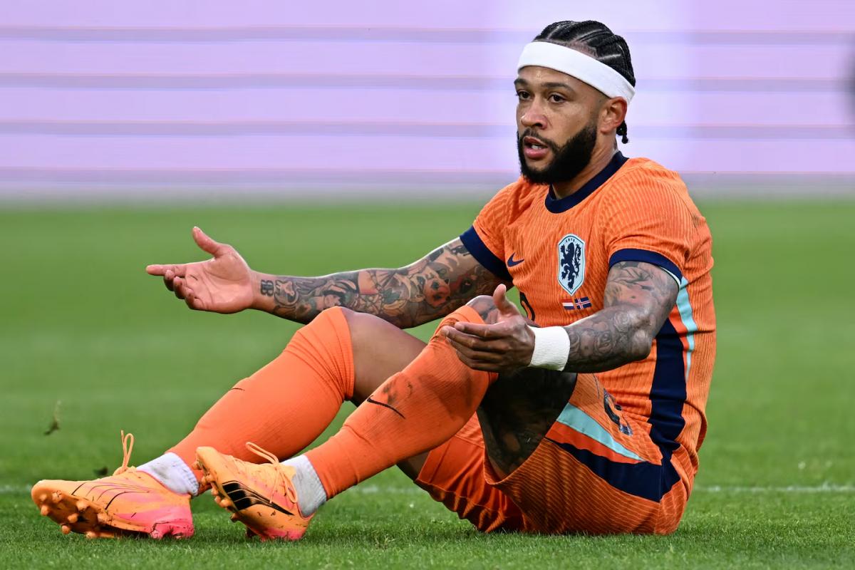 A lo Allen Iverson en la NBA: el accesorio que utiliza Memphis Depay que causa furor en la Eurocopa