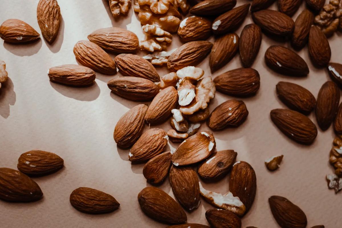 Almendras y nueces, un snack ideal.