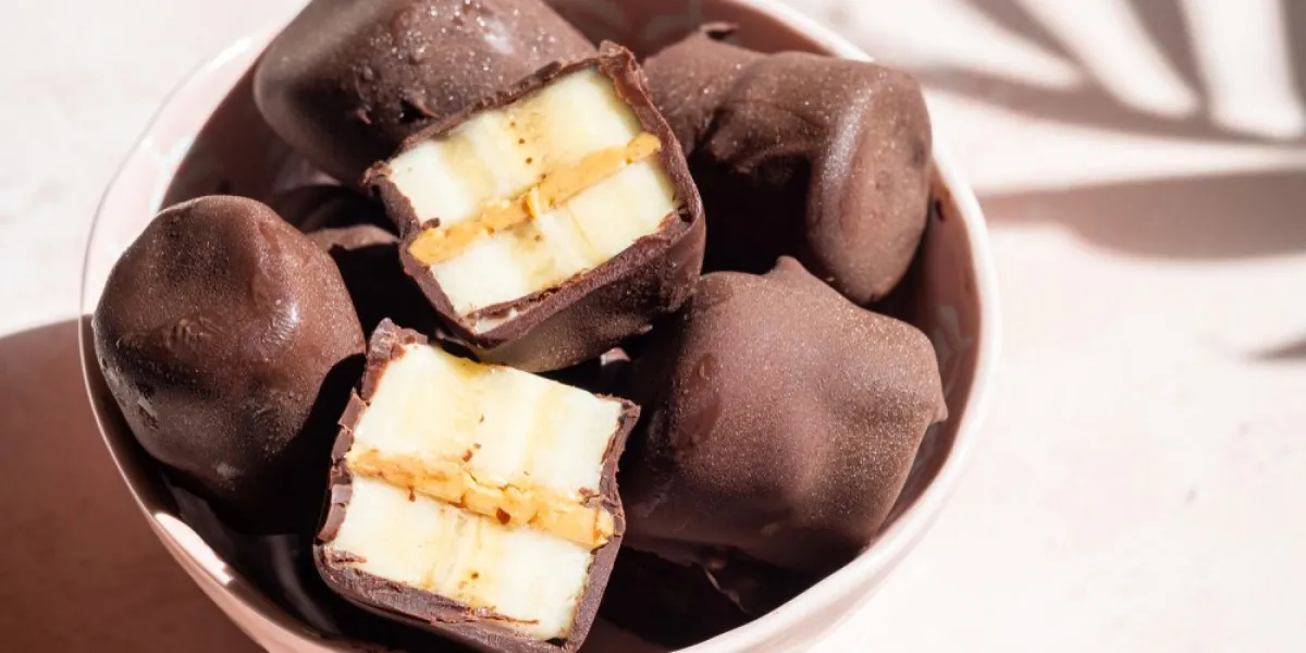 Bombones de banana y chocolate, una receta sana y deliciosa.