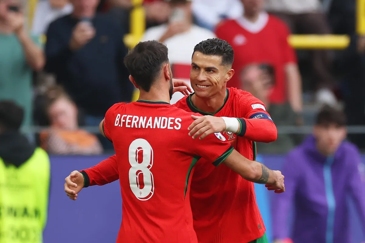 FESTEJOS. Cristiano Ronaldo se saluda con Bruno Fernandes, tras el 3 a 0. Foto tomada de X.