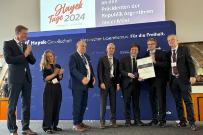 Javier Milei recibió una medalla neoliberal alemana y ahora espera reunirse con Olaf Scholz