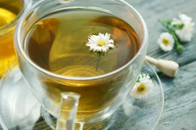 Infusión de bicarbonato de sodio con manzanilla: para qué sirve este remedio casero