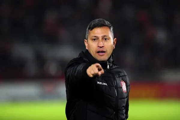 Sin Nahuel Banegas ni Pablo Hernández, Diego Flores sorprende con la formación de San Martín de Tucumán