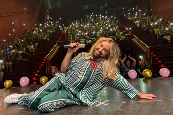 Un cumpleaños con sorpresas, intimidades y crítica ácida