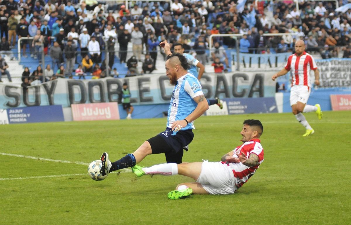 FRICCIONADO. Juan Cuevas intenta ganarle la pelota a Nicolás Dematei. 