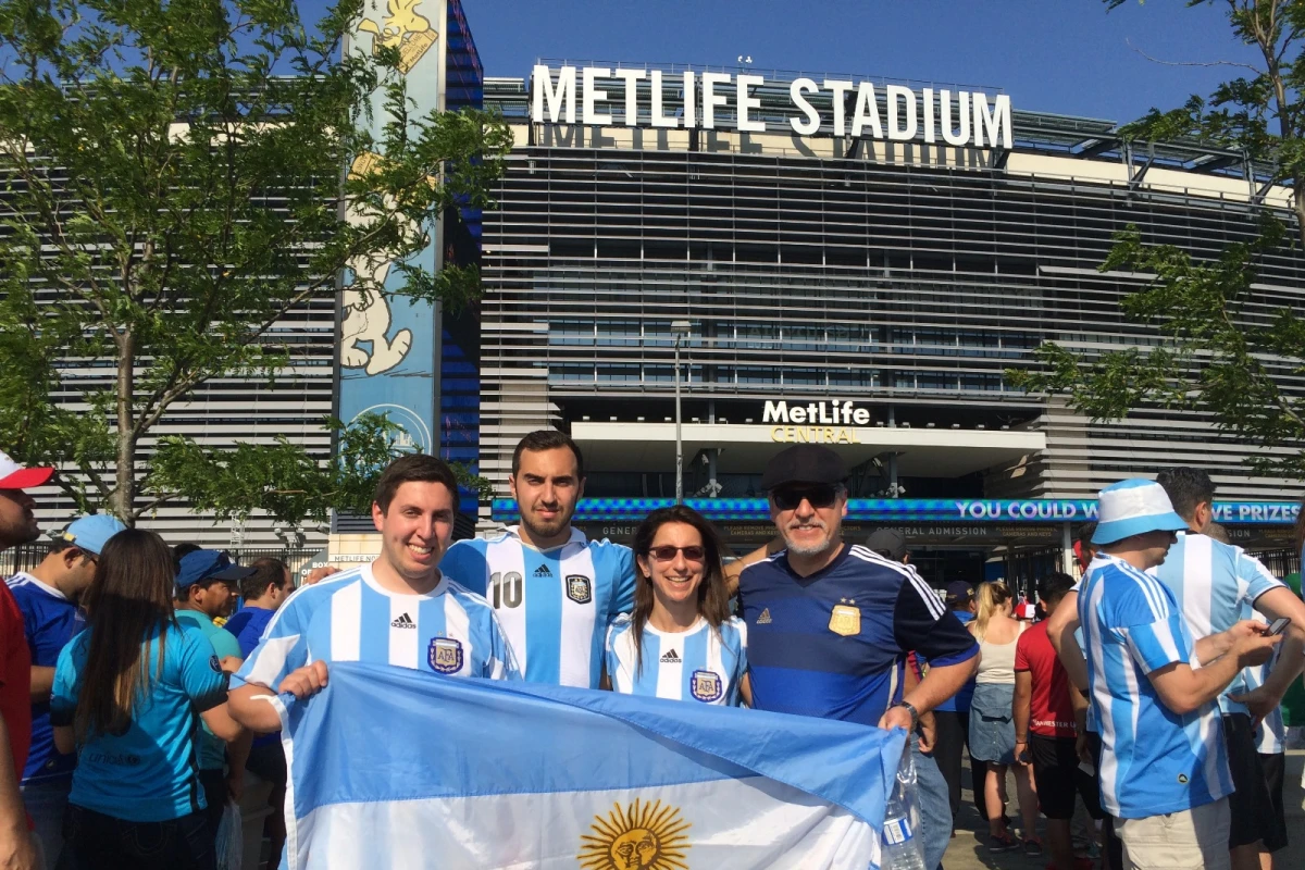 POR LA REVANCHA. Ezequiel Wendichansky (primero desde la izquierda), junto a su familia, en la entrada del MetLife, antes de la final de la Copa América 2016. Mañana, volverá al mismo estadio para un nuevo Argentina-Chile.
