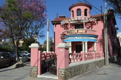 Miles de fotos y murales: cómo es el bodegón de temática peronista que se viralizó en redes