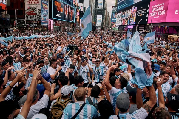 Gran apoyo a la Selección: el impresionante banderazo de miles de hinchas argentinos en Times Square