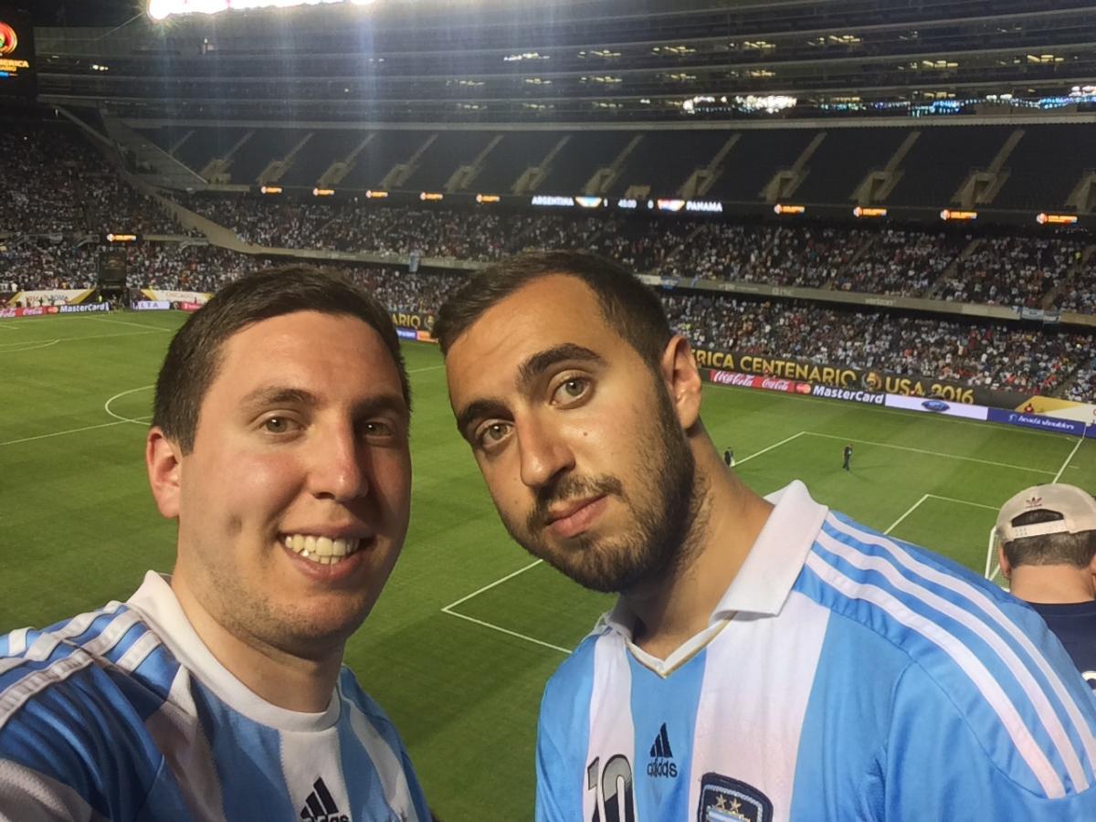 Es tucumano, vive en Canadá, estuvo en la final de la Copa América 2016, y estará en el mismo estadio para Argentina-Chile
