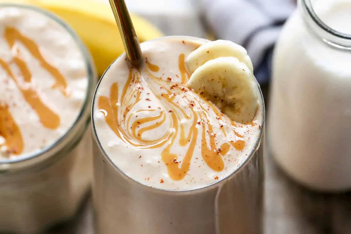 Batido de avena y pasta de maní para disfrutar de antojo saludable. 