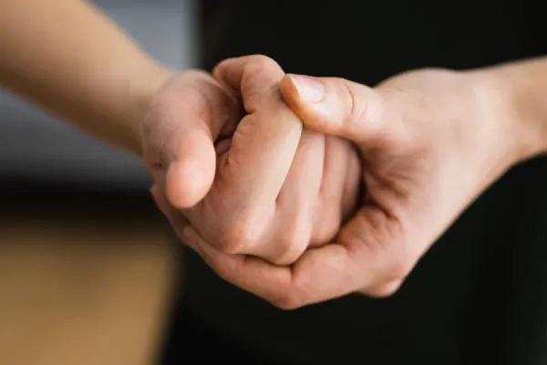 ¿Por qué se hinchan los nudillos?: causas más comunes y cuándo preocuparse