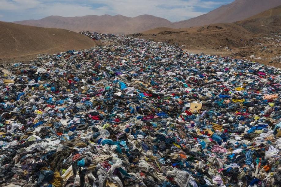 BASURAL. El desierto de Atacama de Chile se convirtió en el vertedero de prendas más grande del mundo. NAT GEO.