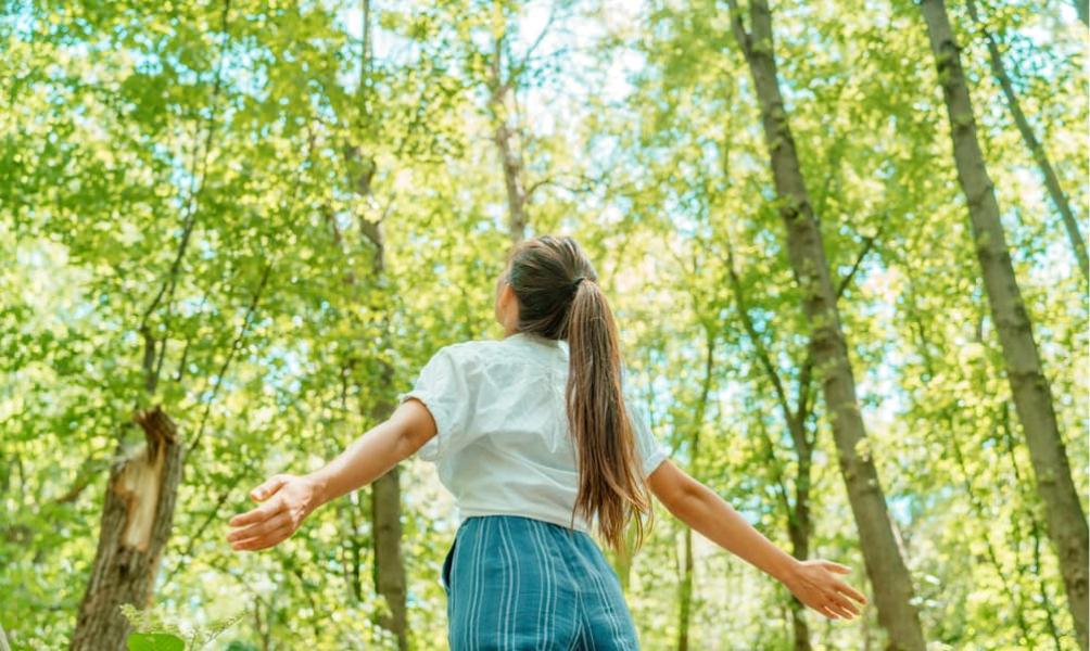 Pasar más tiemp o al aire libre puede ser beneficioso para nuestro sueño. 