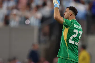 El desatado festejo del “Dibu” Martínez tras el triunfo de Argentina sobre Chile