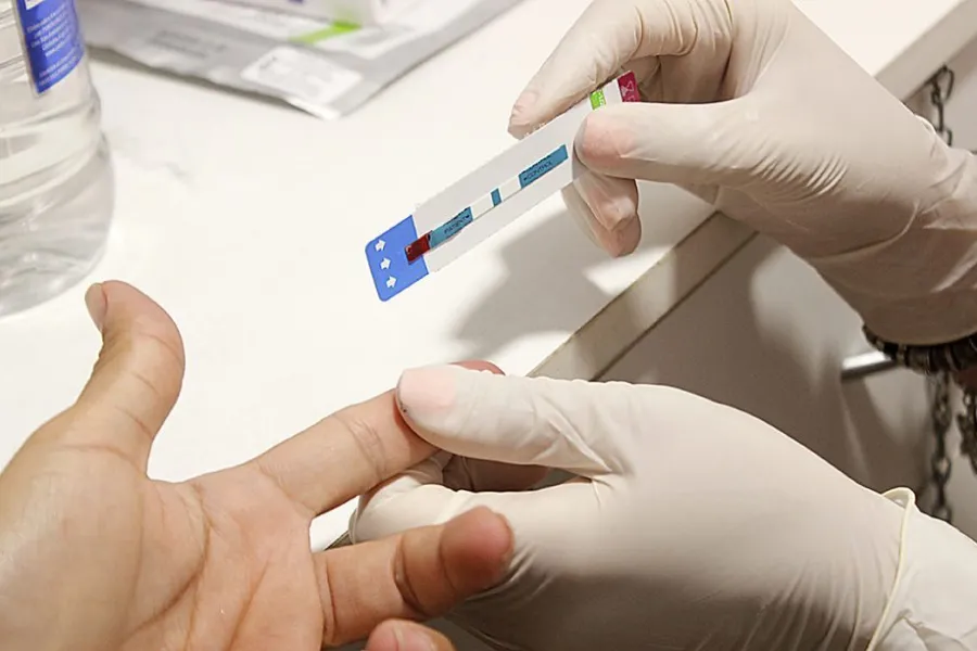 TEST VIH. El procedimiento es rápido requiere una gota de sangre extraída del dedo. MINISTERIO DE SALUD PÚBLICA DE TUCUMÁN