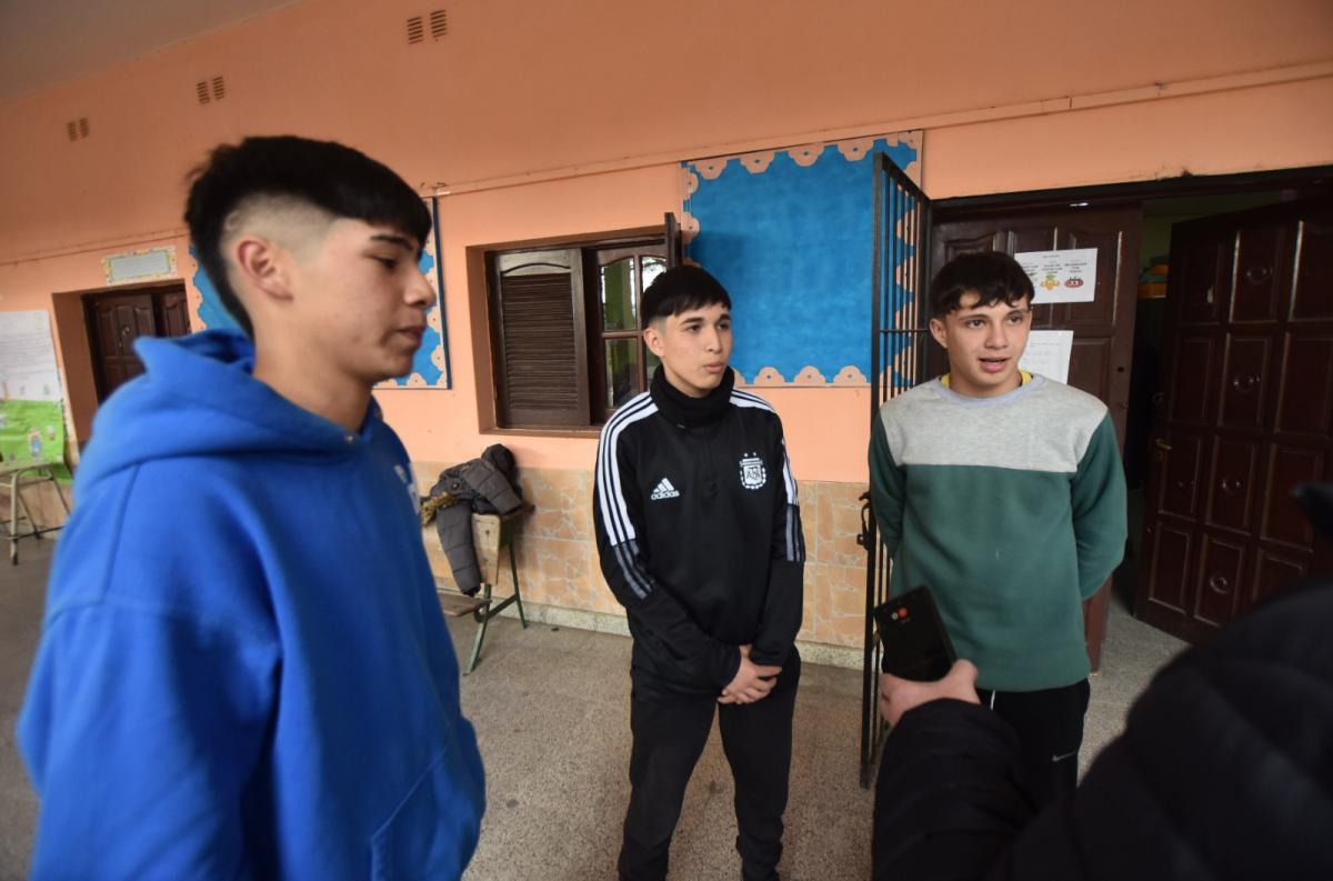 EN LA ESCUELA. Medina, Almirón y Cruz son alumnos de la escuela n°13 de Yonopongo.
