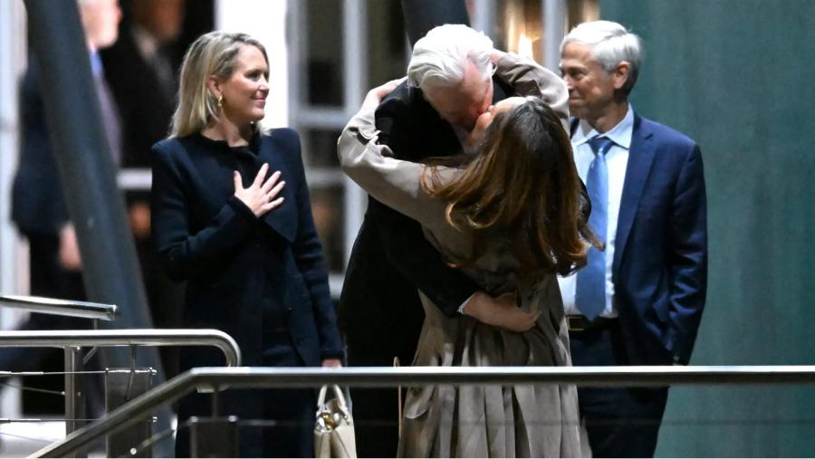 Julian Assange se reencuentra con su esposa en Australia