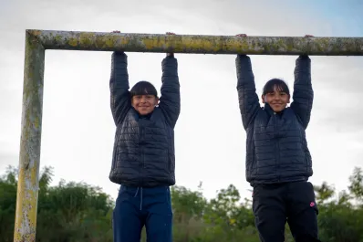 Son gemelas, su familia vende bollos para subsistir, asisten a un comedor barrial y sueñan con llegar a la Primera de Atlético Tucumán