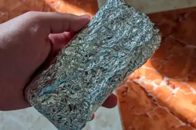 Envolver el celular en papel aluminio: ¿sirve para algo o es un mito?