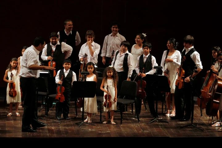 A PULMÓN. Marcelo Ruiz dirige la Orquesta Infanto Juvenil Divino Niño.
