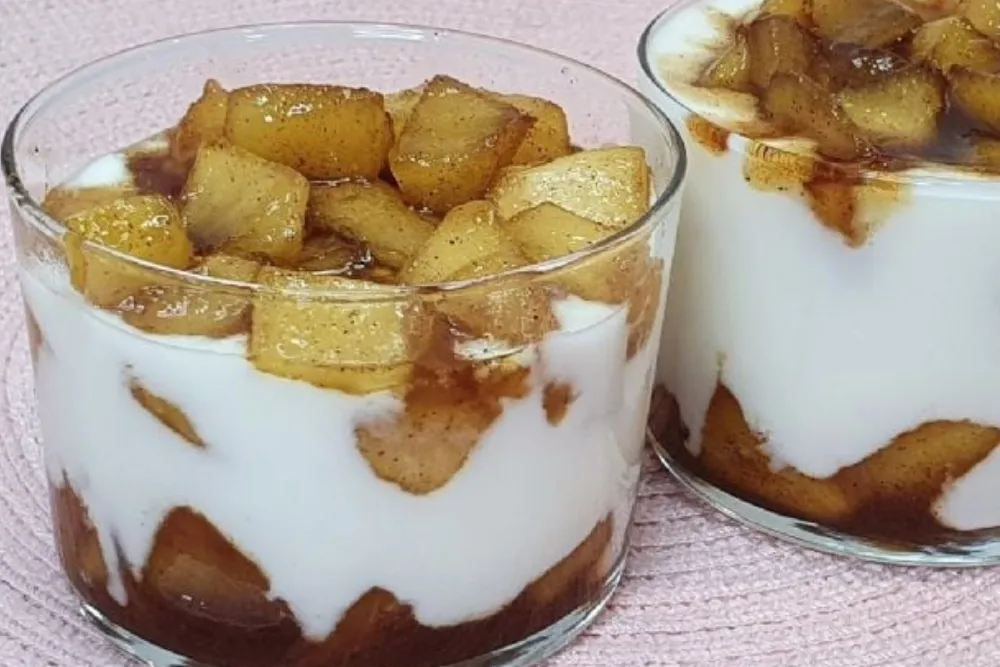 Disfrutá de un postre delicioso y bajo en calorías con dos manzanas y yogur