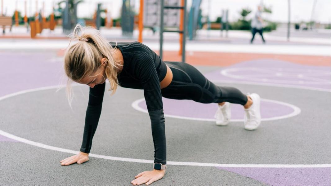 La plancha es un ejercicio eficiente para tonificar abdomen y brazos.