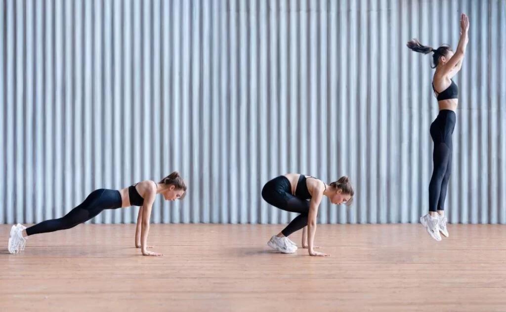 Realizar burpees permite trabajar distintas partes del cuerpo.