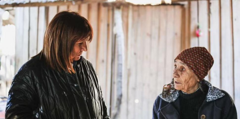 MEDIDAS. La ministra de Seguridad Patricia Bullrich supervisó las medidas en la casa de Catalina Peña, abuela del niño.