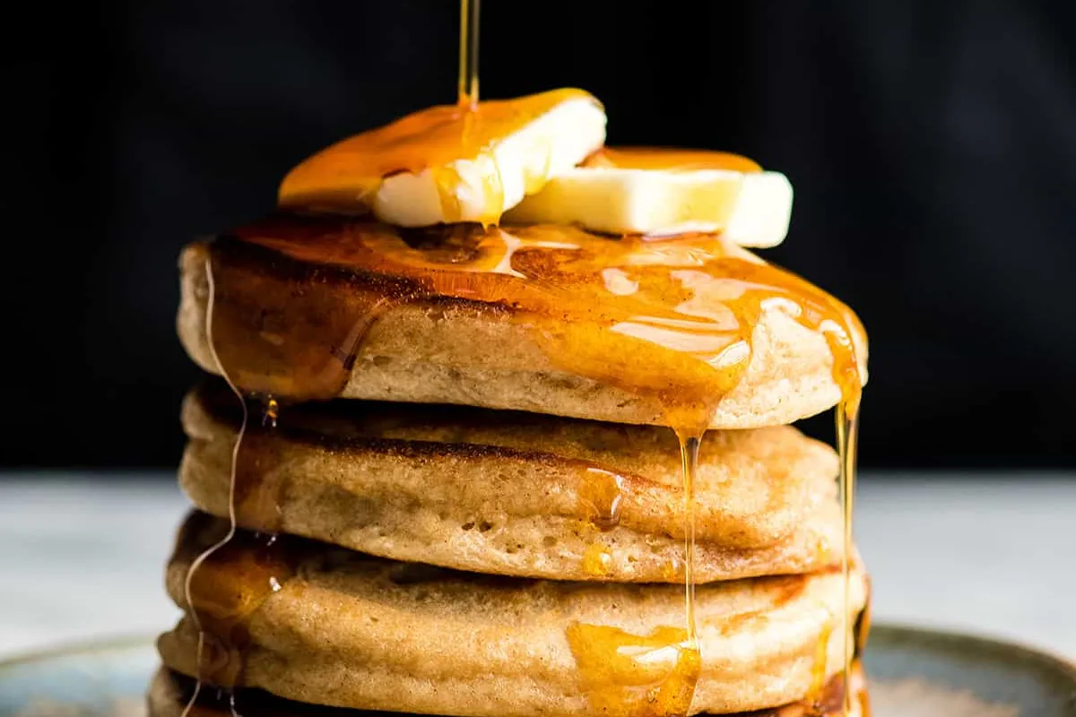 Panqueques de banana y yogurt para una dieta saludable. 