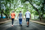 Cómo es la forma de caminar que ayuda a detectar el alzheimer, según la ciencia